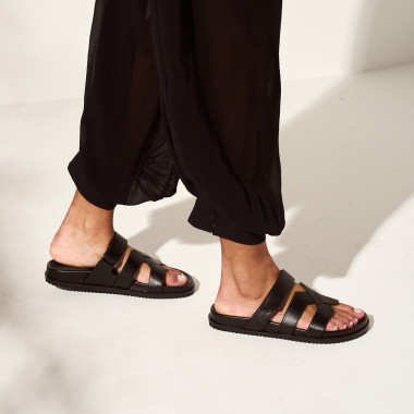 Sandale bio Lucía noire avec vue de dessus en gros plan - MONPIEL 2