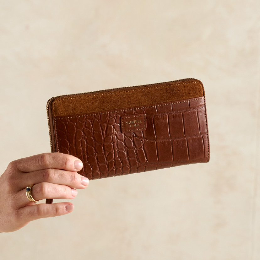 Woman Leather Zip Wallet
