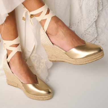 Keil-Espadrille Elba aus Leder in der Farbe Nude mit Seitenansicht auf Papier - MONPIEL 2