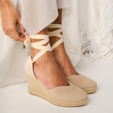 Espadrille compensée Elba en cuir nude avec vue de profil sur du papier - MONPIEL 2