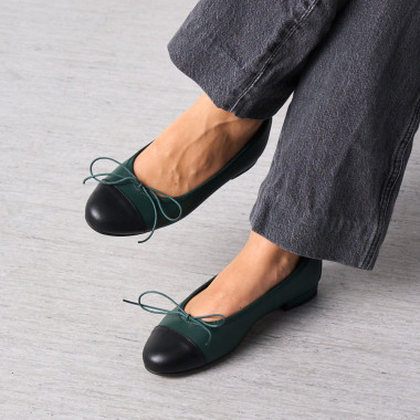 Green leather flat ballerinas with black toe cap, top-down view of feet together on the floor - MONPIEL 2