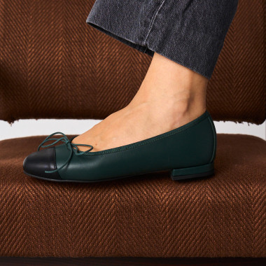Bailarina plana de piel color verde con puntera color negro primer plano, pies cruzados - MONPIEL 2