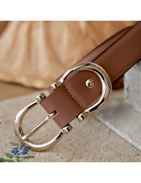 Women’s double buckle leather belt in rose pink, close-up of the buckle - MONPIEL