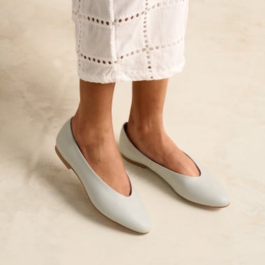 Ballerina Ameliè Plana in mint green in a walking pose in profile view - MONPIEL 2