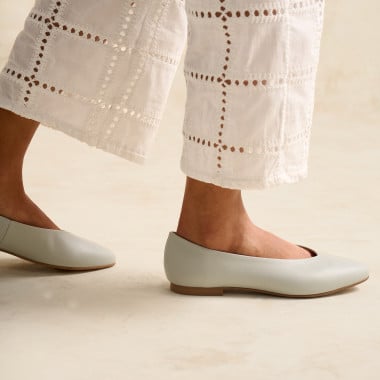 Ballerina Ameliè Plana in mint green in a top-down view on a brownish-orange background - MONPIEL 2