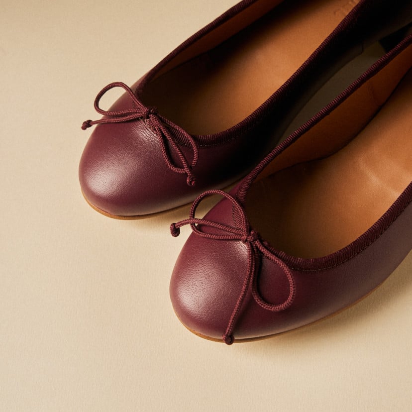Sabrina Julieta com laço e salto baixo