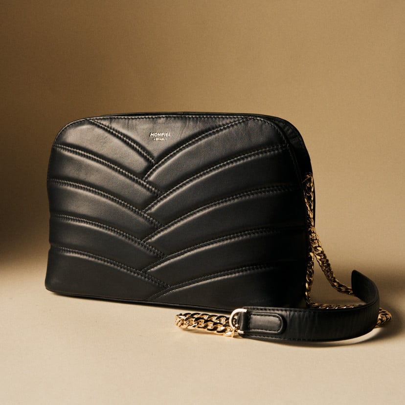 Gepolsterte Lederhandtasche mit Goldkette | MONPIEL