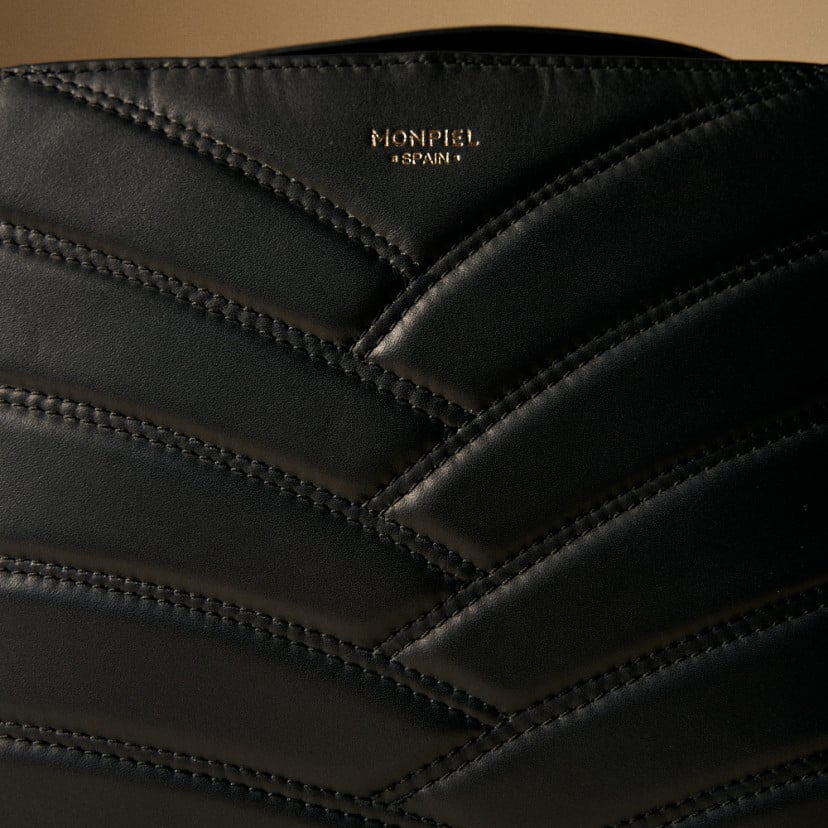 Quilted Leather Bag with Gold Chain | MONPIEL