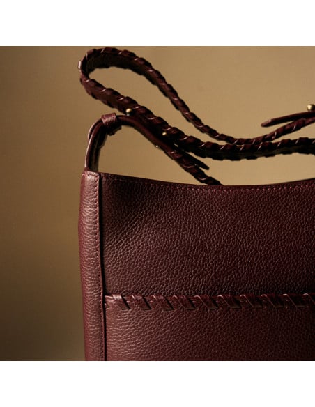 Champanera-Ledertasche mit Schulterriemen und Ziernähten