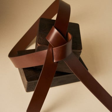 Cintura a nodo in pelle nera, chiusa, accanto a una saponetta - MONPIEL 2