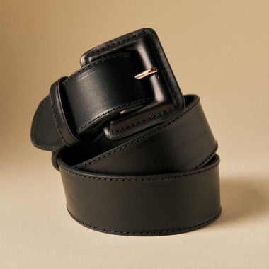 Cintura larga in pelle con fibbia foderata in colore cuoio mano in tasca in piano medio - MONPIEL 2