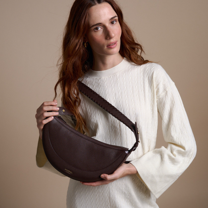 Bolso Gaucho de piel con asa de costura