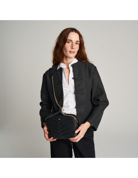 Gepolsterte Lederhandtasche mit Goldkette | MONPIEL