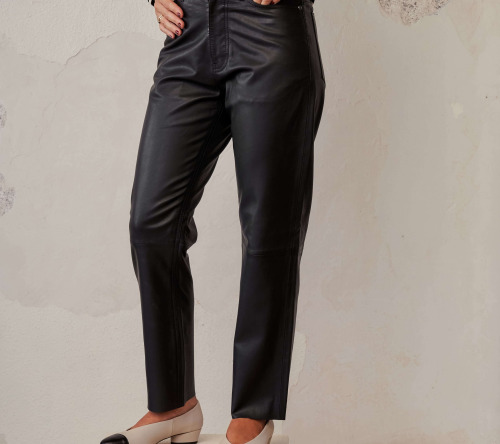 ¿Pantalones de cuero o polipiel? Te enseñamos cuáles elegir y por qué