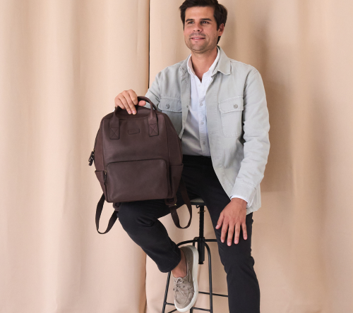 Accessoires en cuir pour le quotidien de l’homme moderne : sacs à dos, portefeuilles et plus
