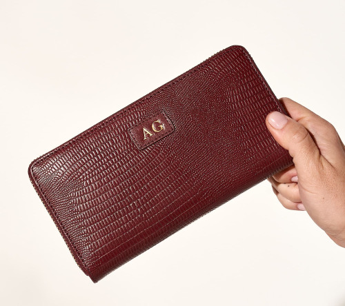 The initialed gift no one expects: personalization ideas in leather to surprise