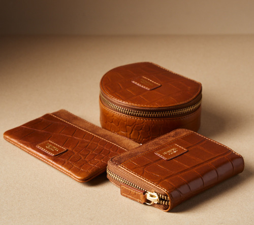 From the plane to the meeting: how to organise your business trip with leather accessories